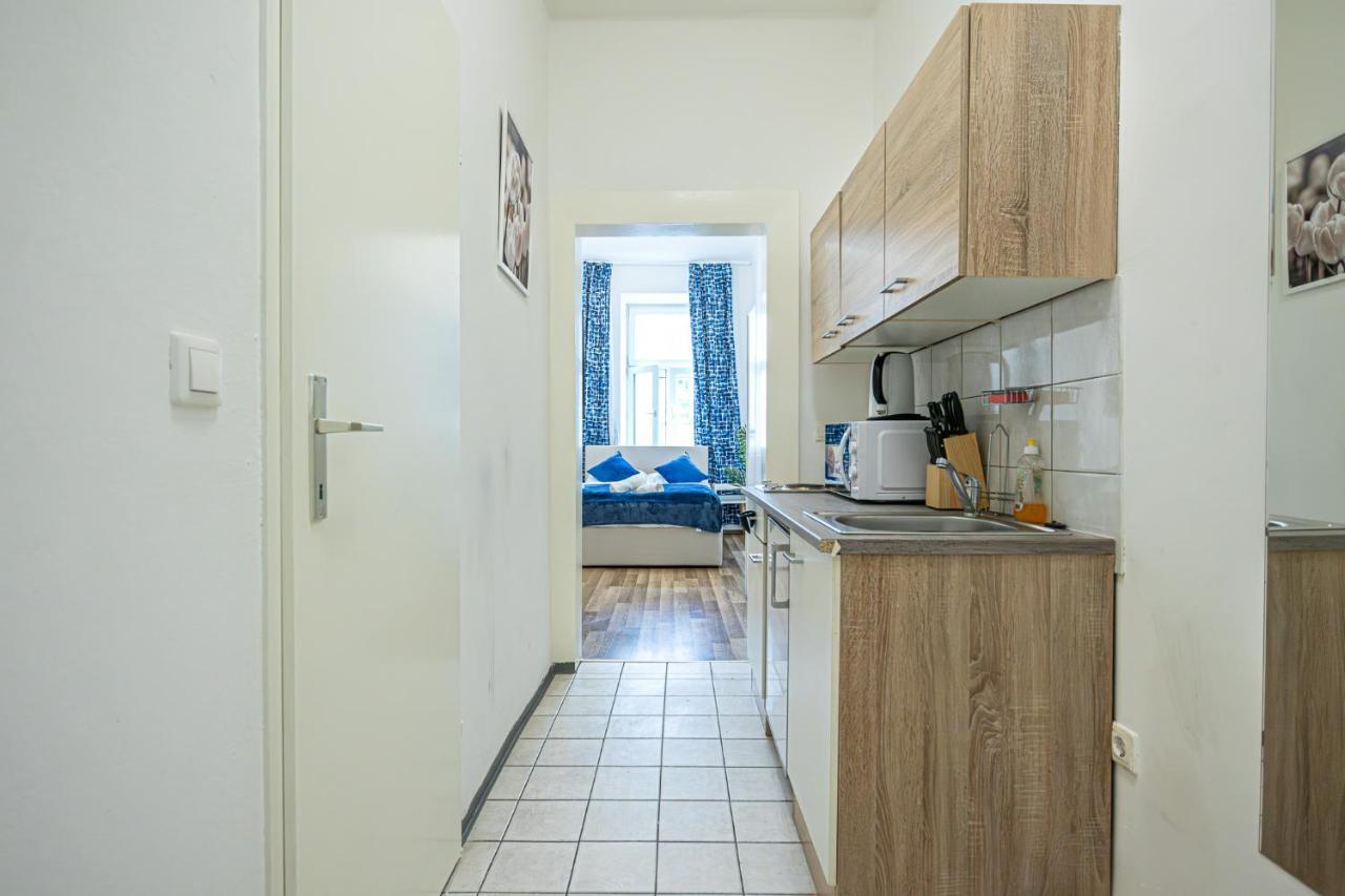 Modern Comforts: Chic Studio Apt Centrally Located Wina Bagian luar foto